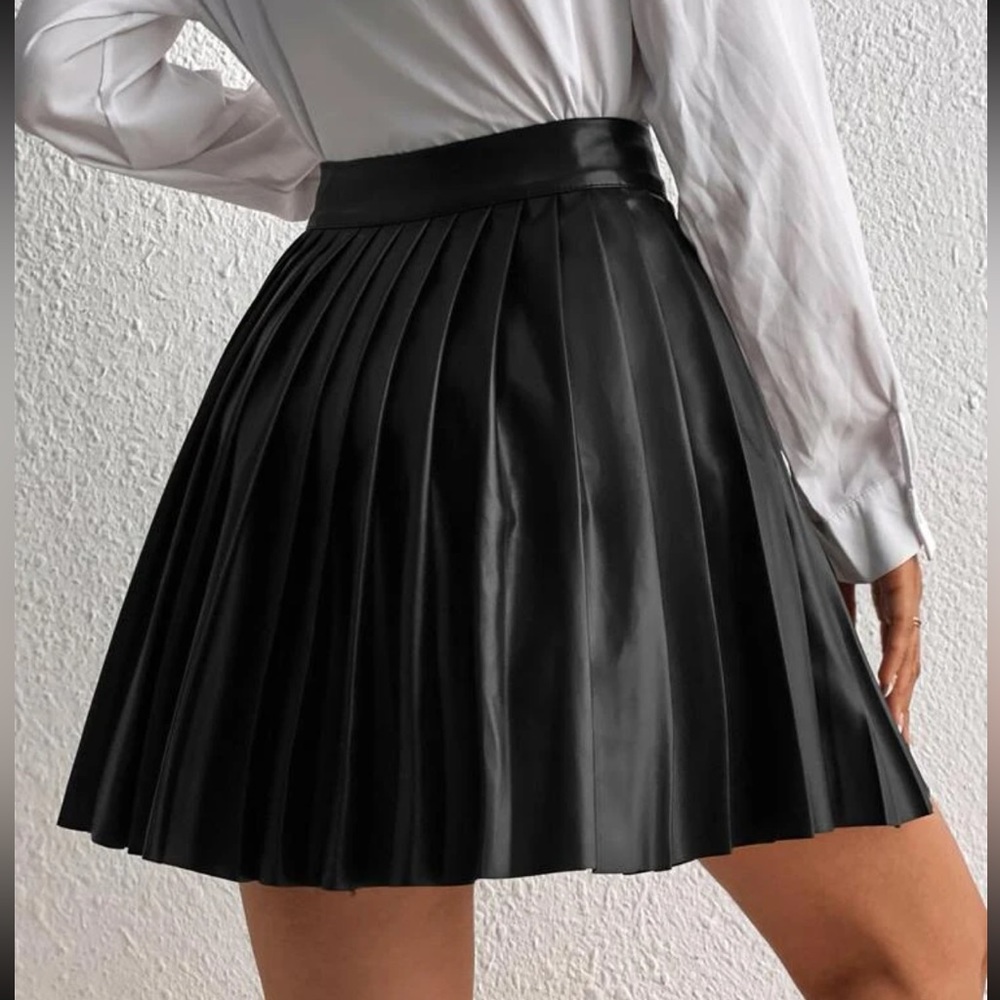 Black faux leather pleated mini skirt - Picture 3 of 5